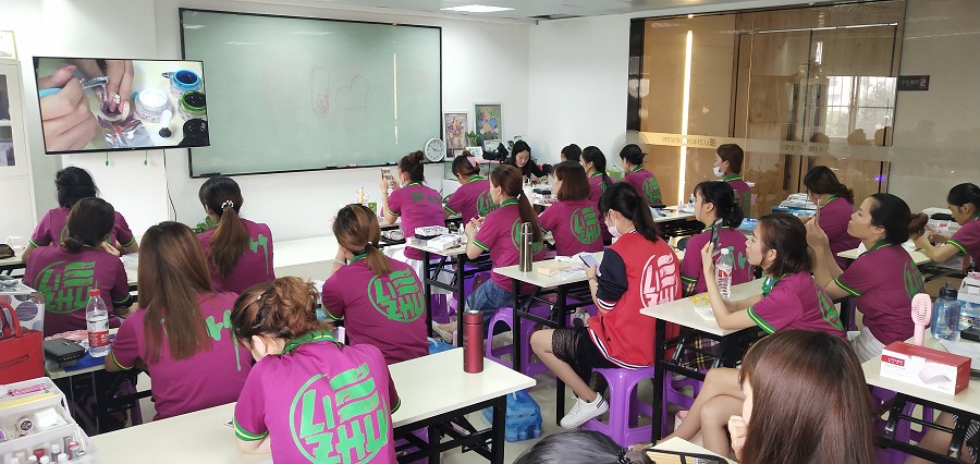 學(xué)美甲好嗎？工資高不高？