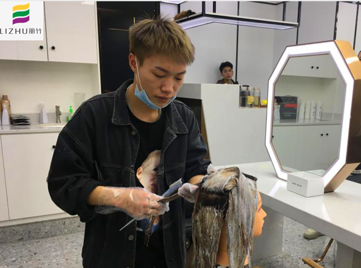 以前怕別人嘲笑自己，但現(xiàn)在不會了