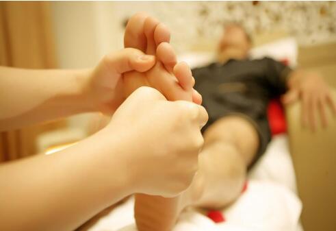 怎么進行足底按摩？南寧美容學校送教程