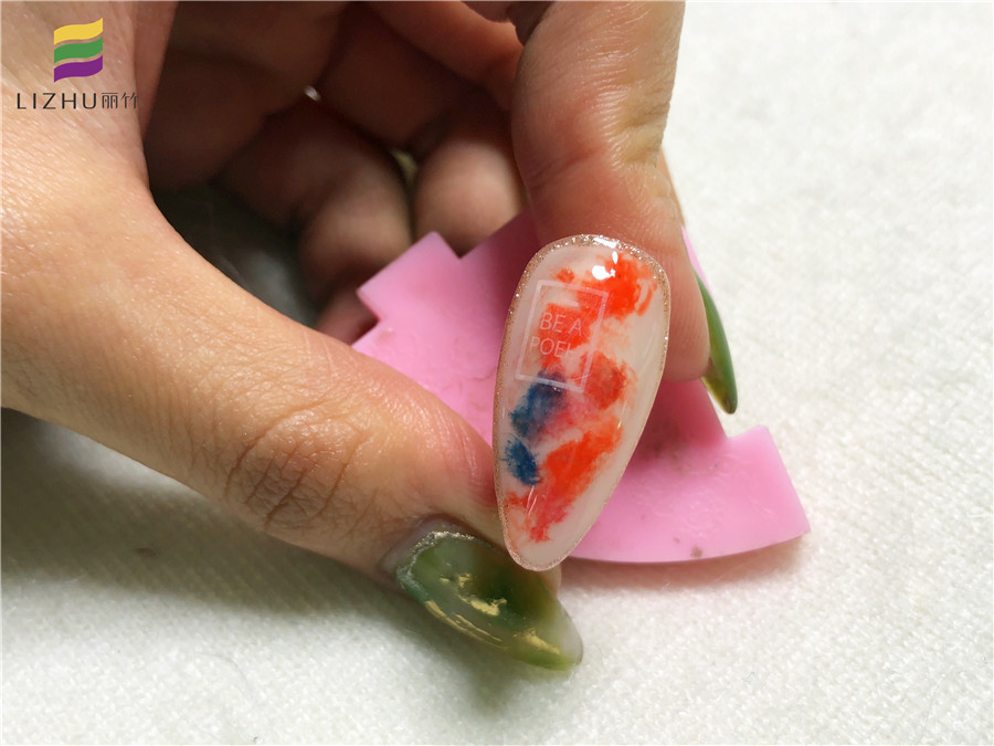 1588039488960892.jpg 20200403紙巾暈染美甲.jpg