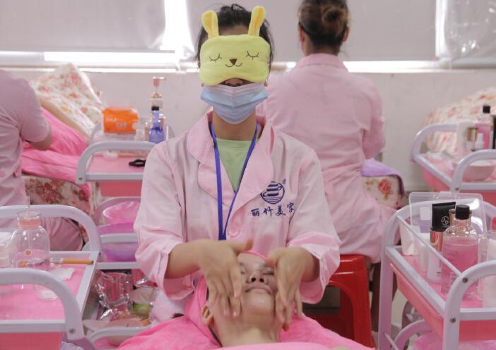 南寧美容學(xué)校：這是不是你想象中的美容師？