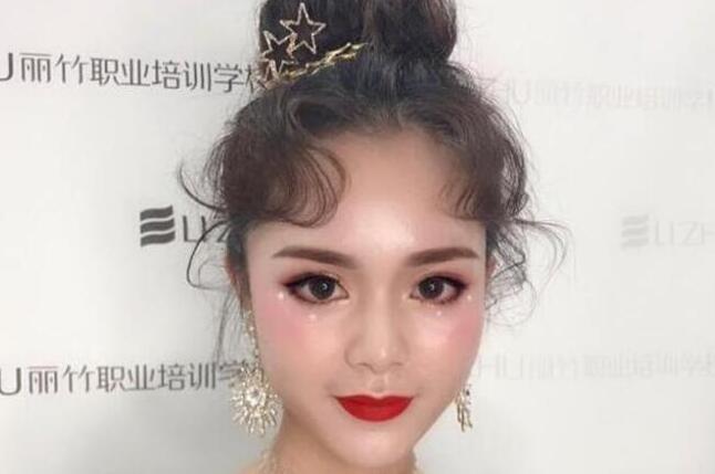 南寧化妝學(xué)校：一眼就驚艷的時(shí)尚晚宴妝