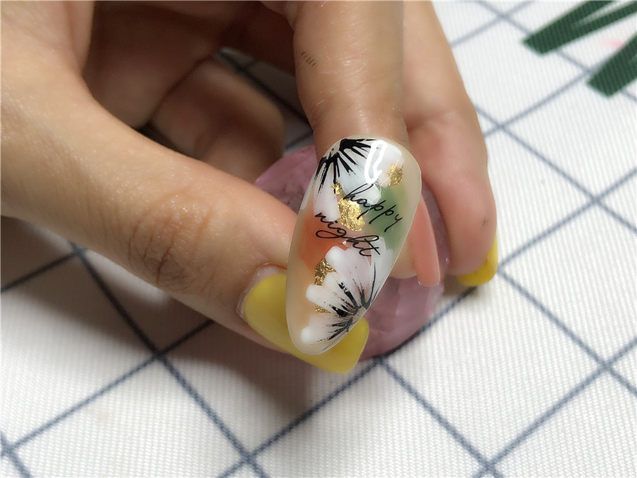 南寧美甲學(xué)校：指間開(kāi)花，花開(kāi)半夏