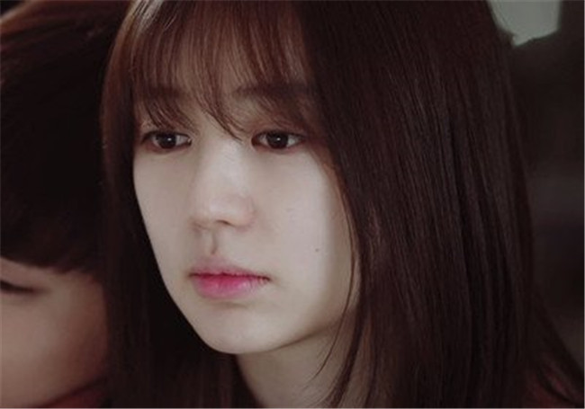 南寧化妝學(xué)校：花瓣咬唇妝，秒變水潤(rùn)透白