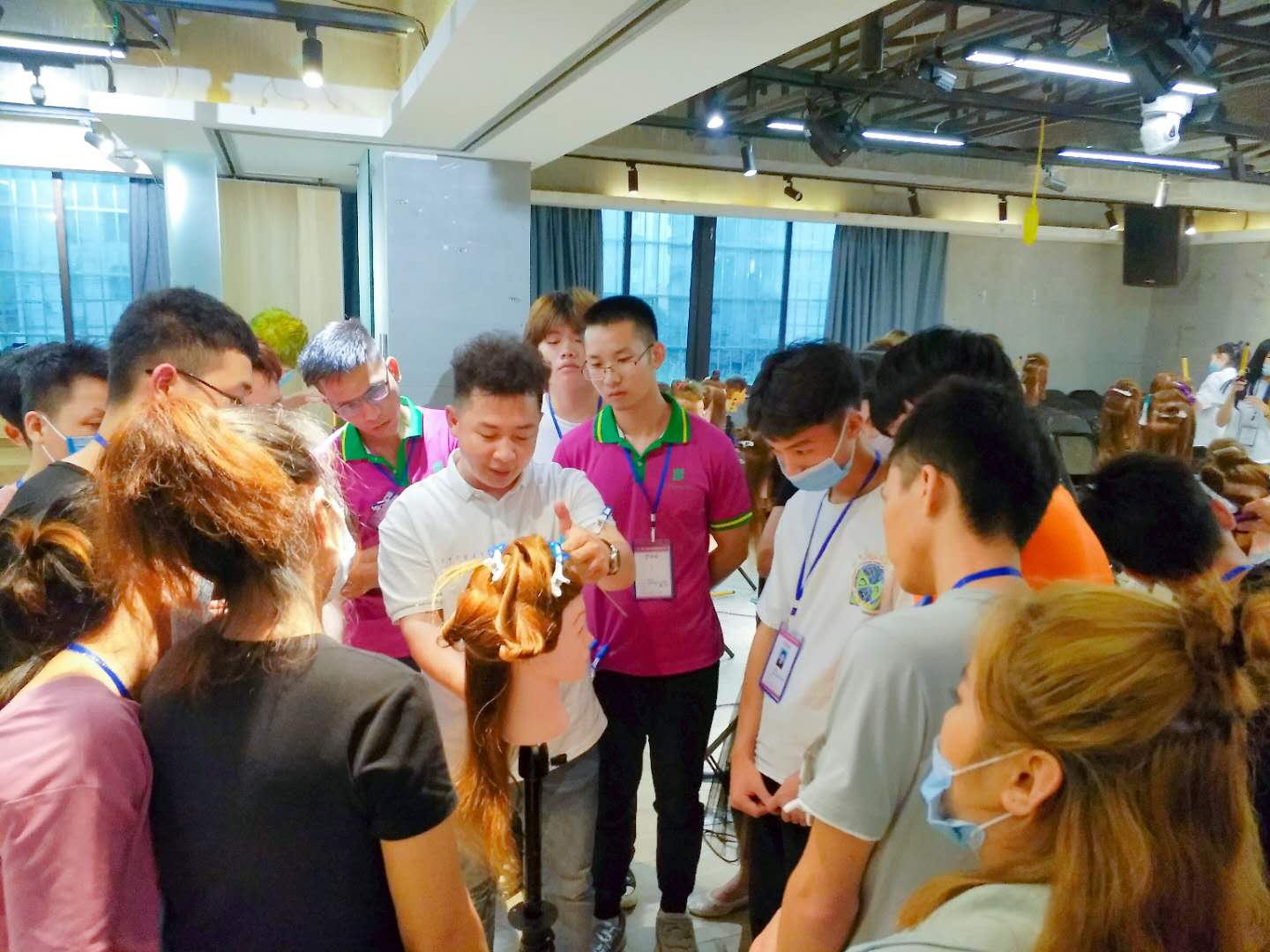 南寧美發(fā)學(xué)校：時(shí)尚電棒造型班開(kāi)班，人氣爆棚