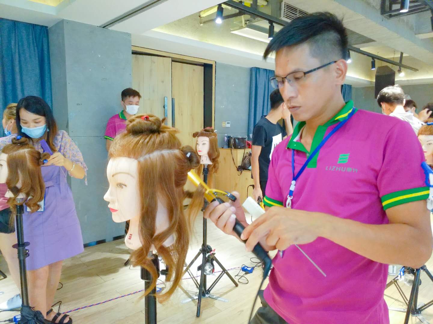 南寧美發(fā)學(xué)校：電棒造型？小菜一碟