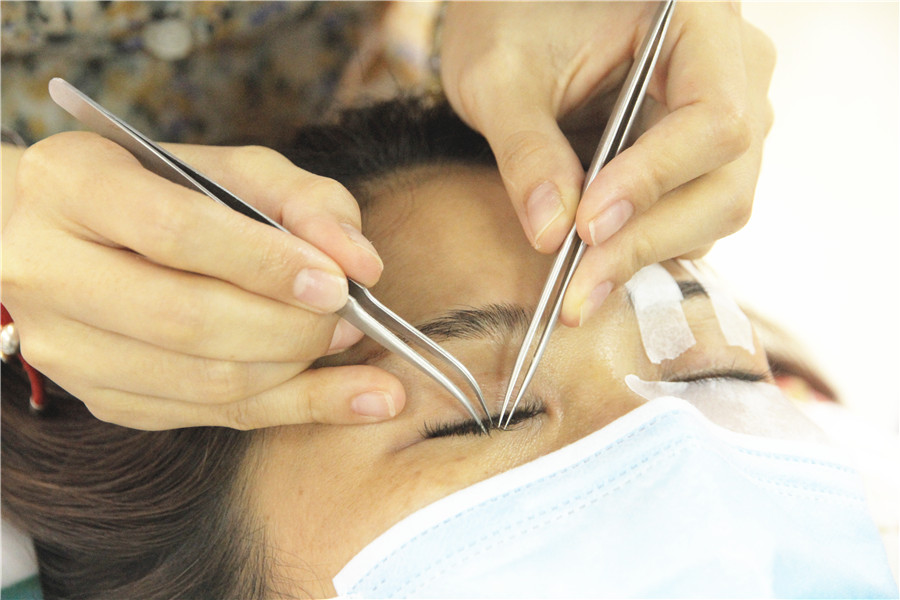 南寧美睫學(xué)校：睫毛彎彎，眼睛眨啊眨