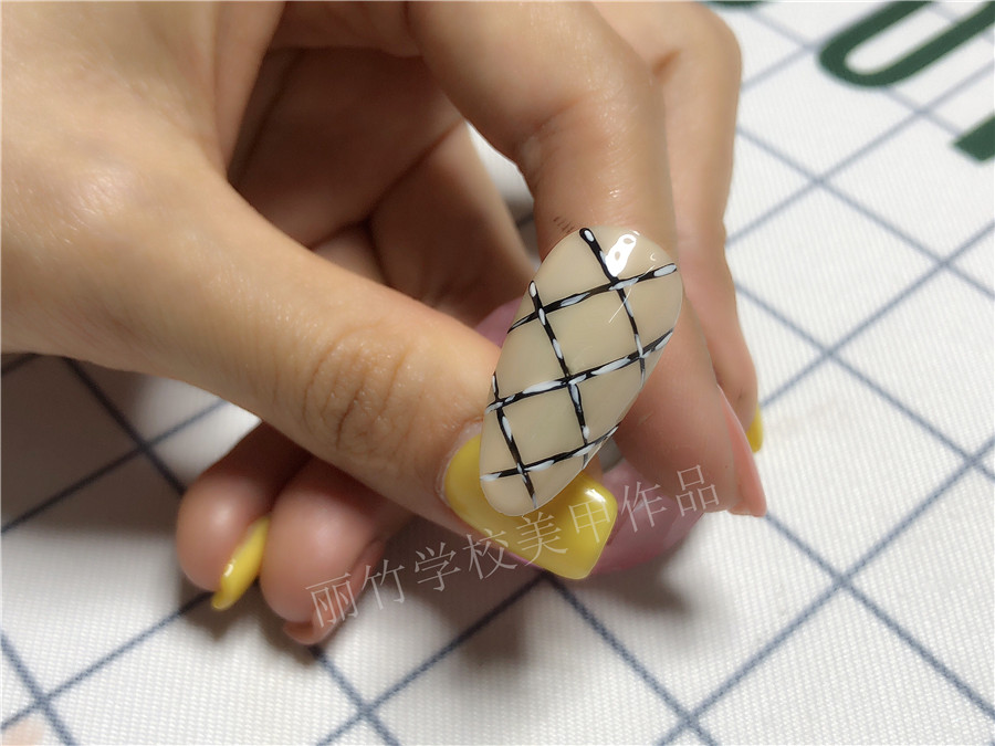 1593395998151745.jpg 20200422極簡(jiǎn)線條美甲_副本.jpg