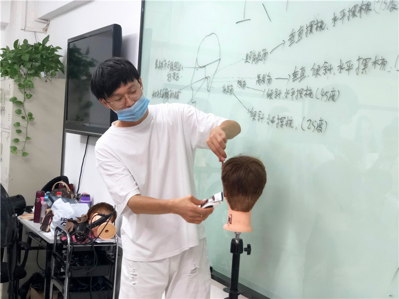 南寧美發(fā)課堂：360度男發(fā)手法演練，輕松攻破剪發(fā)難題