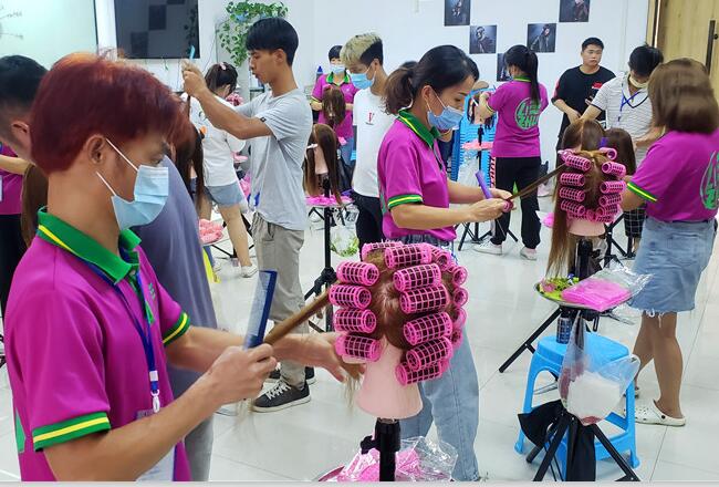 南寧美發(fā)課堂：考核前的集訓(xùn)練習(xí)