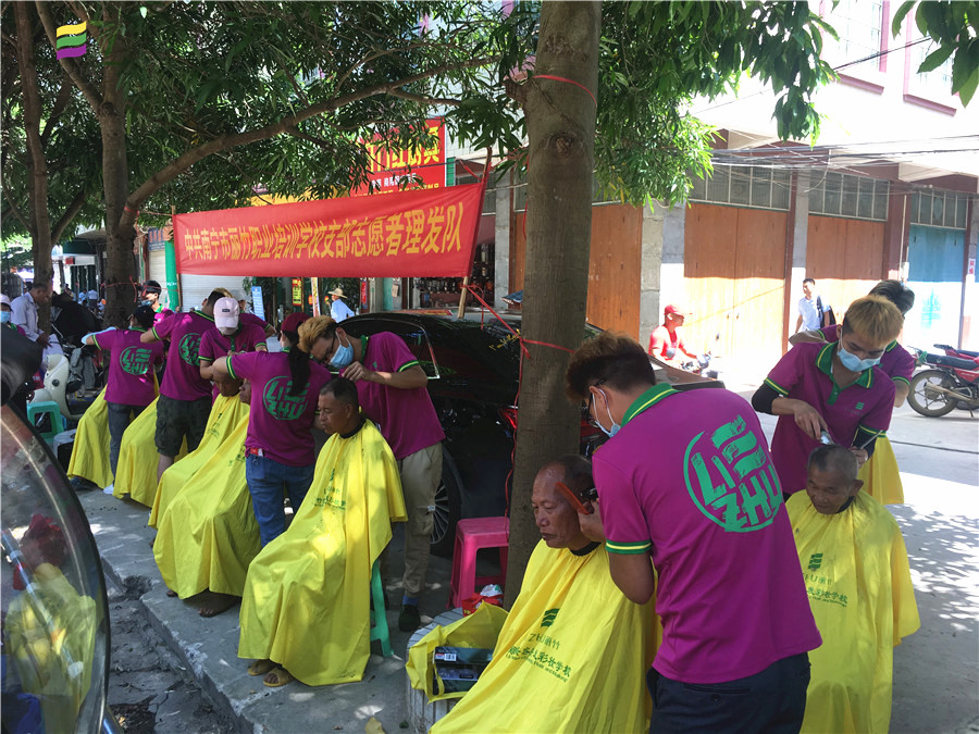 1595901376195063.jpg 20200723雙橋鎮(zhèn)宣傳理發(fā)活動(dòng).jpg