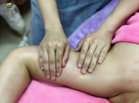 淋巴排毒的手法演練，南寧美容培訓(xùn)學(xué)校課堂實(shí)況