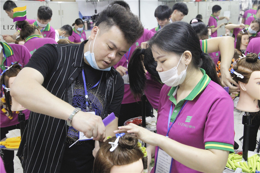 南寧美發(fā)課堂：燙染班的溫暖教學