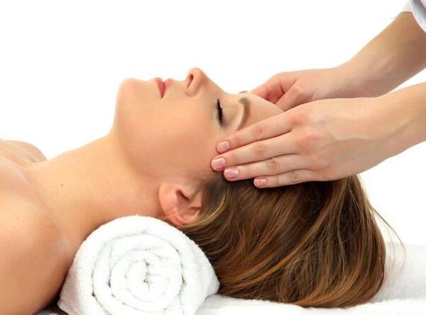 南寧美容學(xué)校：美容師臉部按摩技巧