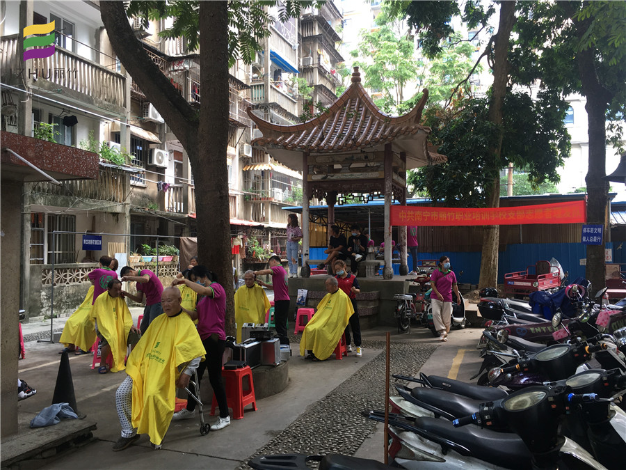 1601275930741626.jpg 20200926華強(qiáng)社區(qū)理發(fā)活動.jpg