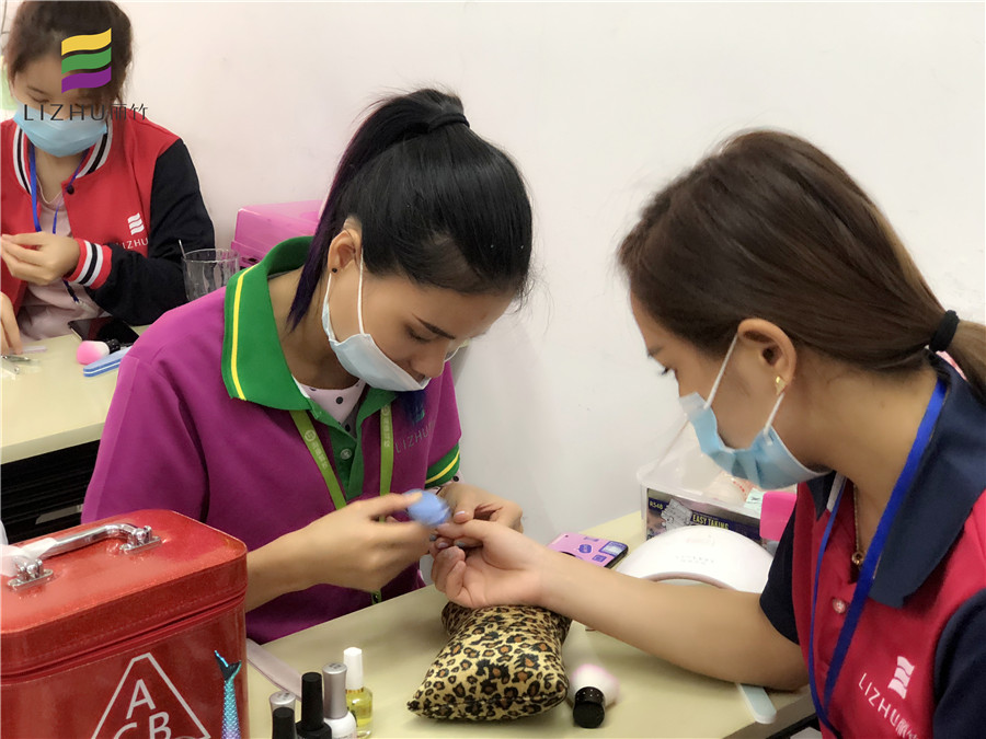 廣西美甲學校：修磨甲片的技巧