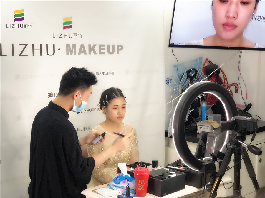 廣西彩妝學(xué)校：快看！畫(huà)真人了！