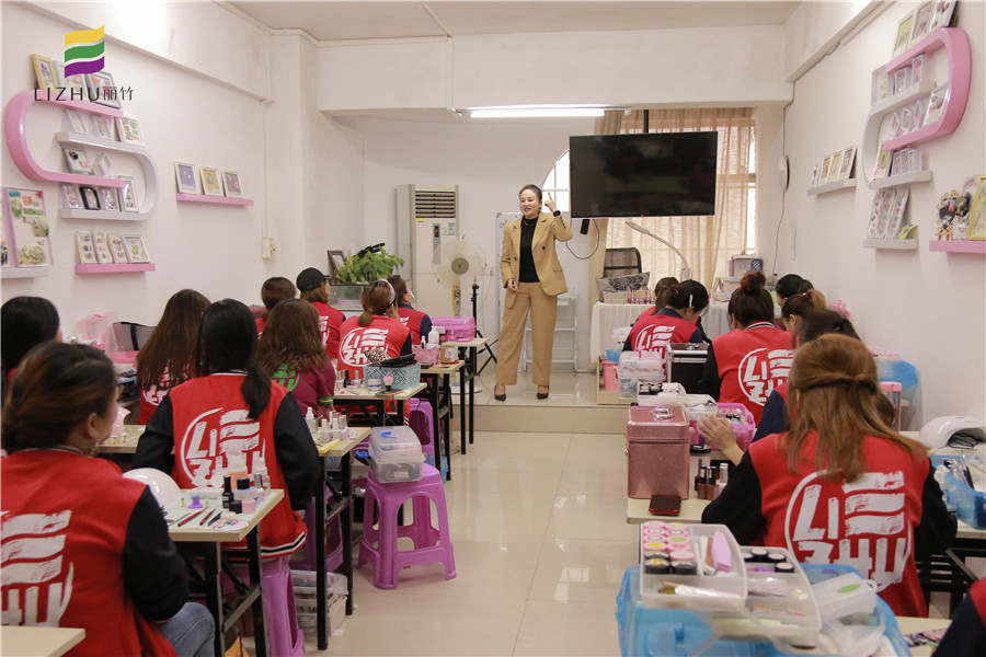 吶！麗竹學(xué)校美甲班的就業(yè)宣講來(lái)啦