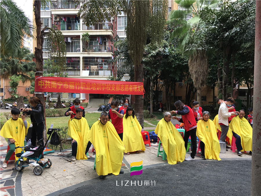 1605147046927465.jpg 20201026棕櫚灣小區(qū)理發(fā)活動.jpg