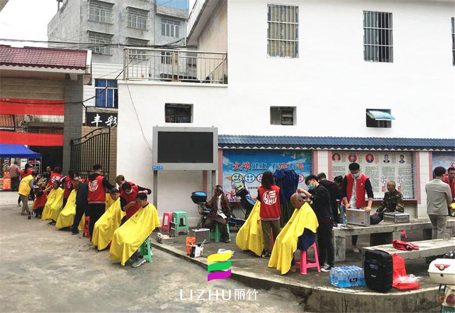 美發(fā)學(xué)校實(shí)踐：學(xué)習(xí)雷鋒，好榜樣