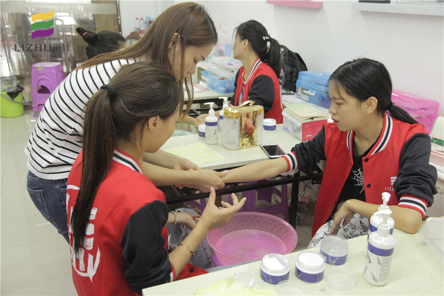 南寧美容學校：秋季手部護理技巧