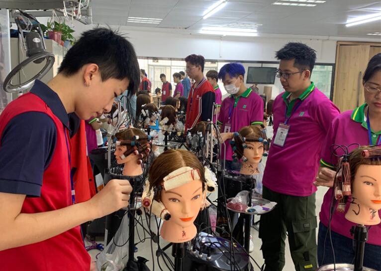 美發(fā)學?；ㄐ酰航K于可以上手熱燙