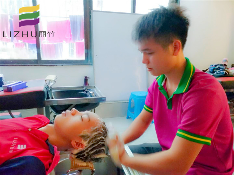 美發(fā)學(xué)員心得：老師，我們沒有忘