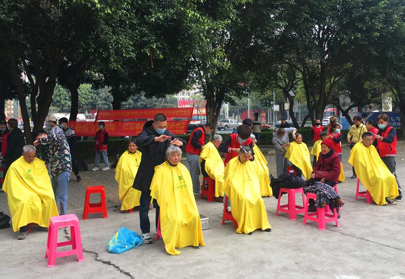 天寒地凍，麗竹義務理發(fā)暖人心