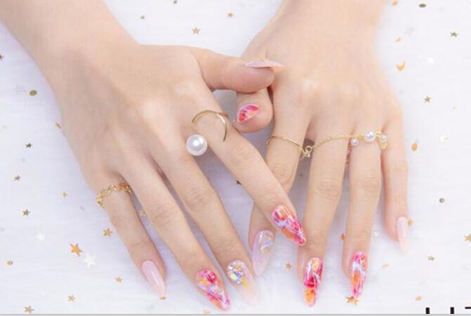 彩繪暈染美甲，南寧正規(guī)美甲培訓(xùn)學(xué)校作品