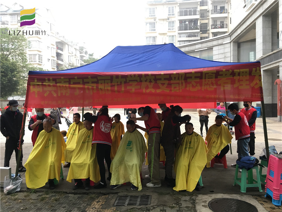 南寧美發(fā)學?！睂W雷鋒”活動為社區(qū)免費理發(fā)