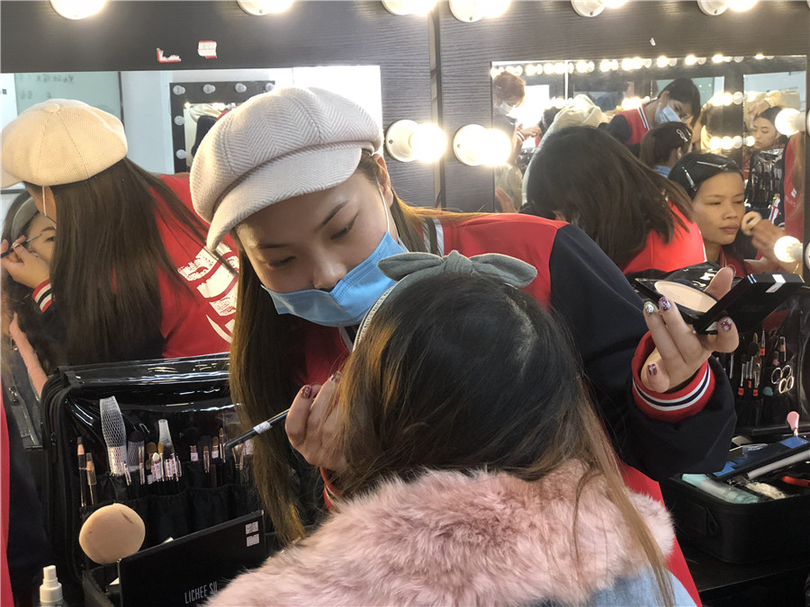 如何成為化妝師？南寧專業(yè)彩妝化妝學(xué)校告訴你