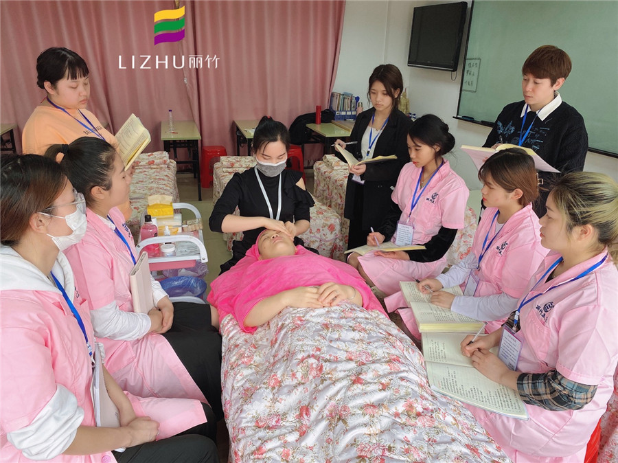 廣西品牌美容培訓(xùn)：面部按摩注意事項