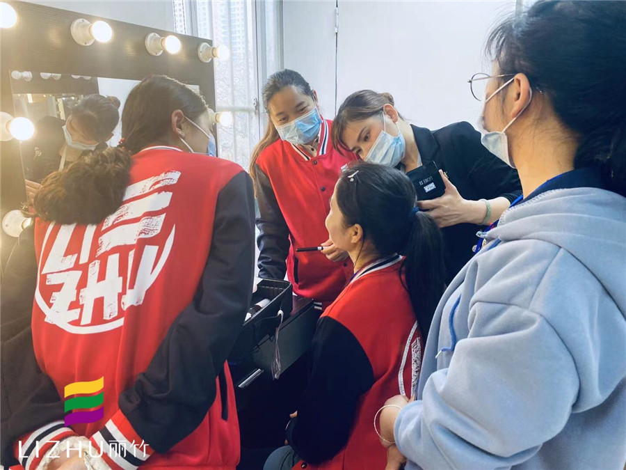 手把手教學(xué)，展現(xiàn)南寧化妝學(xué)校的魅力