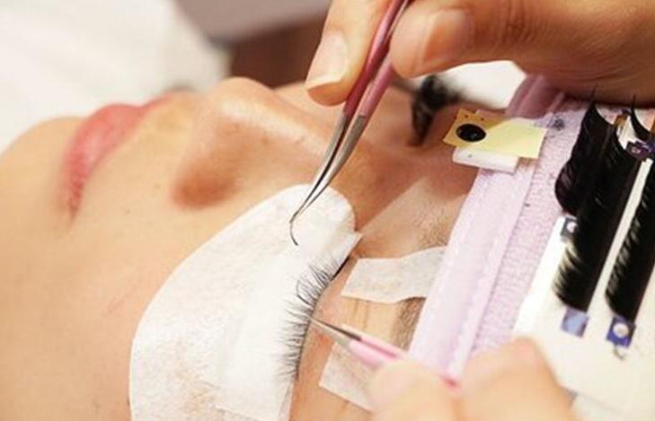 南寧美睫培訓(xùn)機(jī)構(gòu)：美睫膠水使用注意事項(xiàng)