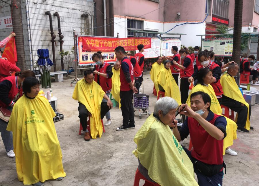 “雷鋒義剪”入社區(qū)，方知南寧美發(fā)學(xué)校哪家好