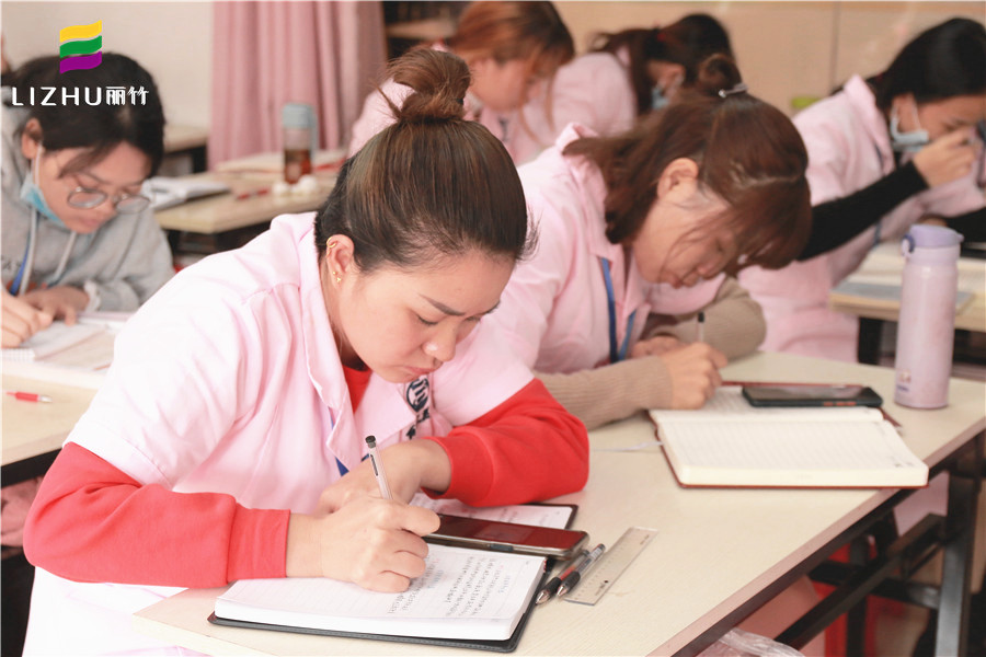 美容師學(xué)理論知識(shí)的重要性，讓南寧美容培訓(xùn)班告訴你