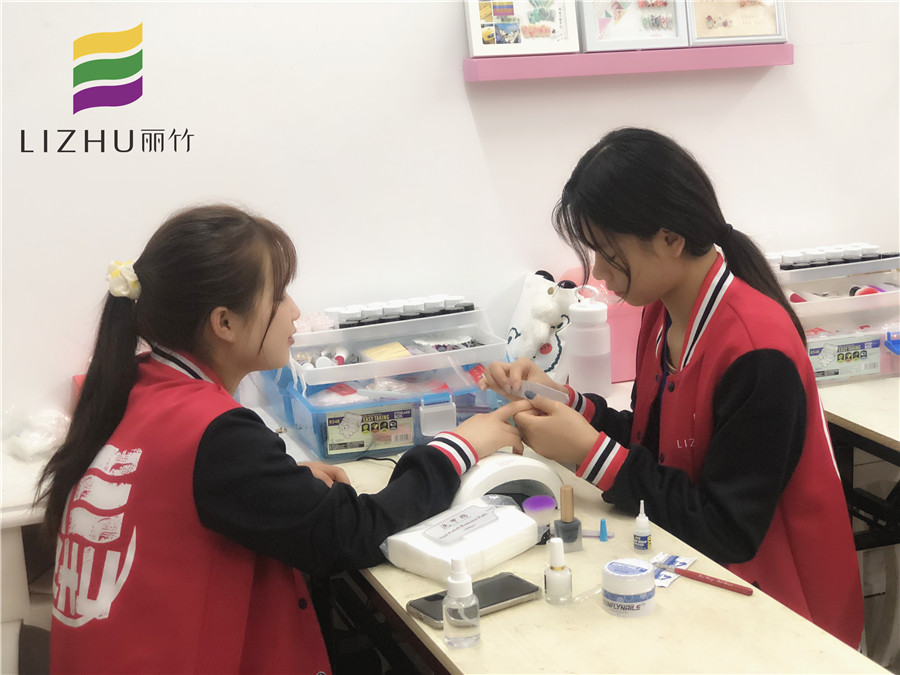 看了這份甲教程，會知道南寧美甲學(xué)校哪家好