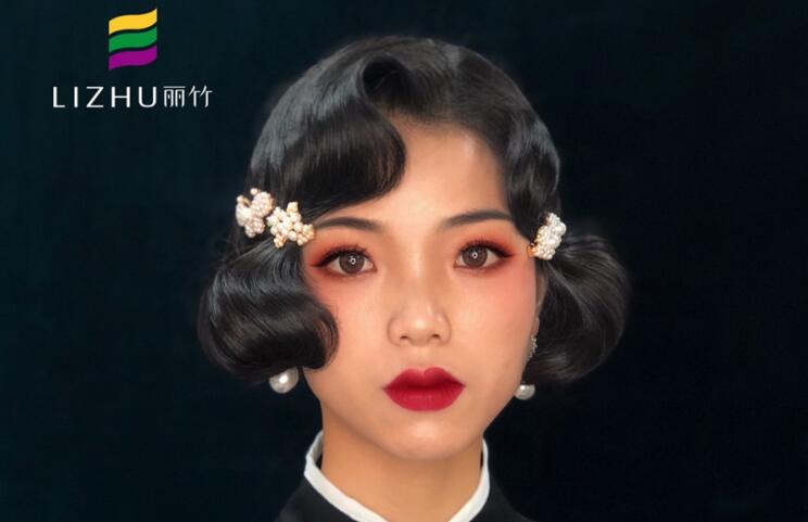 民國旗袍妝容，顯示南寧專業(yè)化妝學校實力