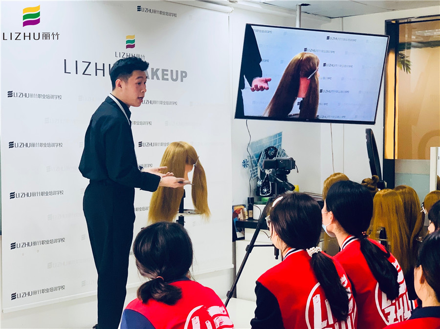 南寧化妝培訓(xùn)課程必學內(nèi)容：盤發(fā)編發(fā)