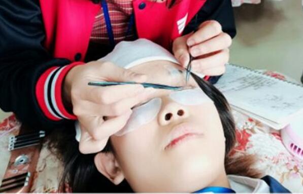 南寧美睫學校教你正確接睫毛教程