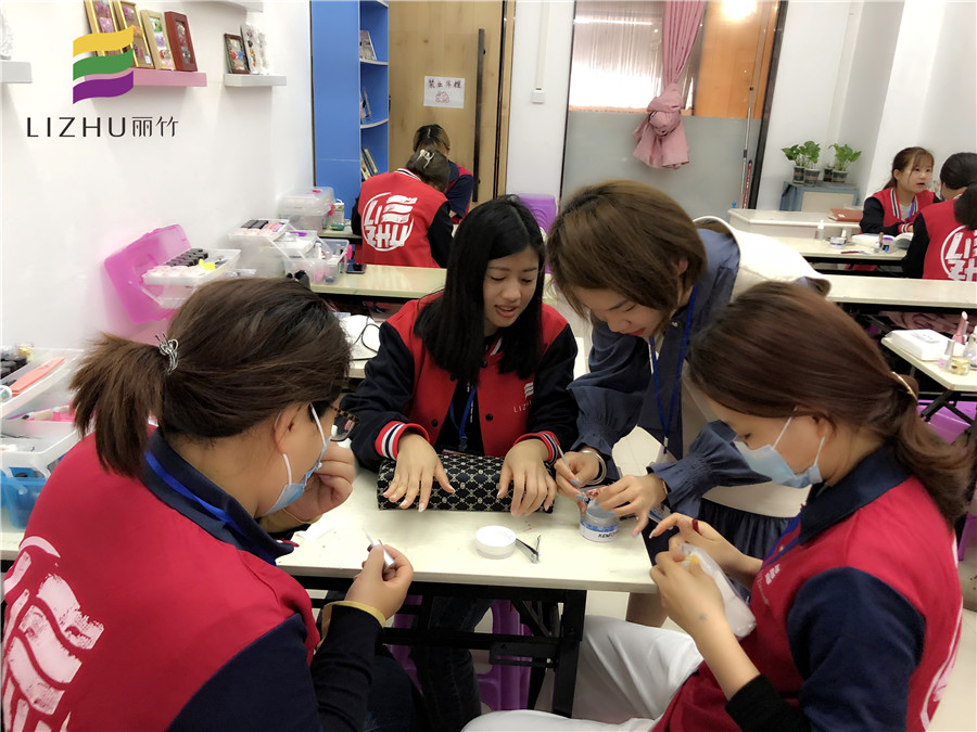 粘貼甲片，廣西美甲培訓(xùn)課程必學(xué)內(nèi)容