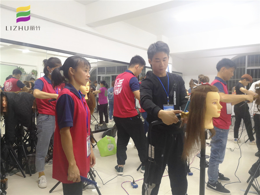 初學(xué)者電棒使用技巧，南寧美發(fā)學(xué)校老師手把手教你