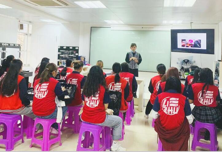 南寧彩妝學(xué)校哪家比較好？來(lái)看看我們的基礎(chǔ)課堂吧