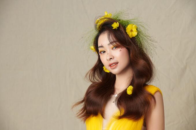 輕氧花漾披發(fā)造型，帶你去看南寧化妝學(xué)校哪家好