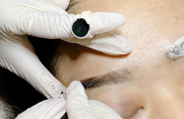 紋繡完成發(fā)現(xiàn)眉型細節(jié)不好怎么辦？廣西紋繡學(xué)校來幫你