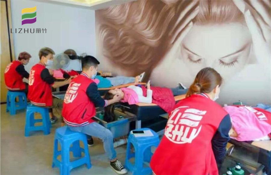 走入廣西美發(fā)學(xué)校課堂，學(xué)專業(yè)美發(fā)洗護手法