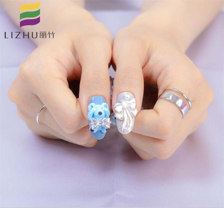 可愛卡通雕花美甲，精湛技法展示廣西美甲學(xué)校哪家技術(shù)好