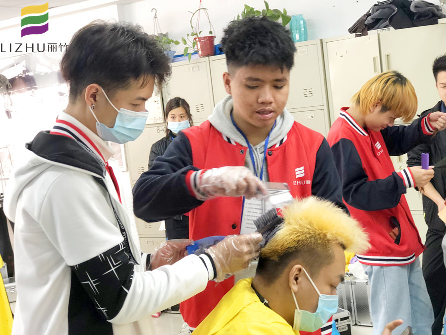 來南寧美發(fā)培訓(xùn)班，學(xué)專業(yè)染發(fā)技術(shù)