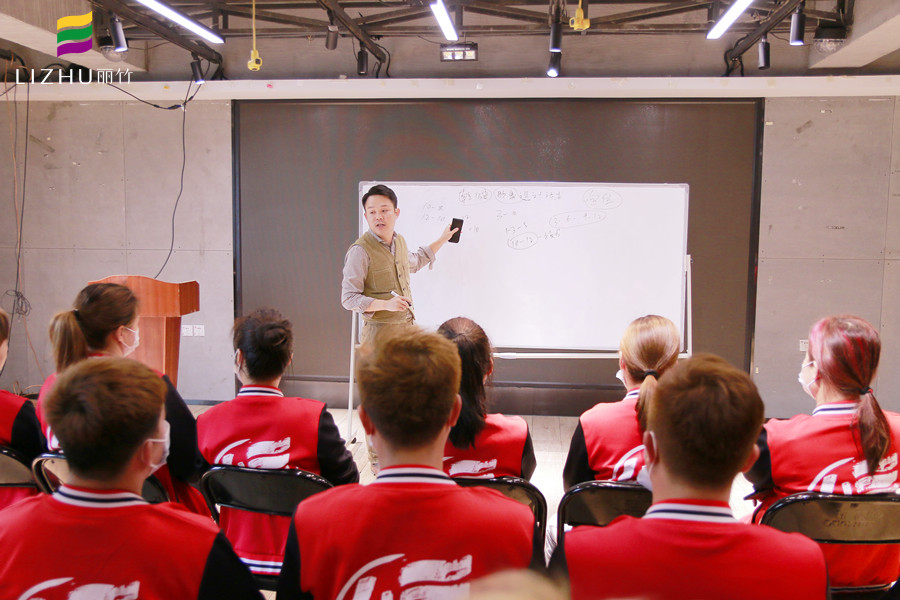 乾健·形象設(shè)計(jì)沙龍招人啦！廣西美發(fā)學(xué)校為你解決就業(yè)之憂