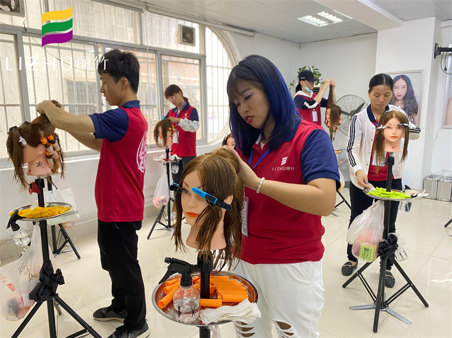 南寧學(xué)美發(fā)哪里的學(xué)費(fèi)便宜？南寧美發(fā)學(xué)校哪里比較專業(yè)？